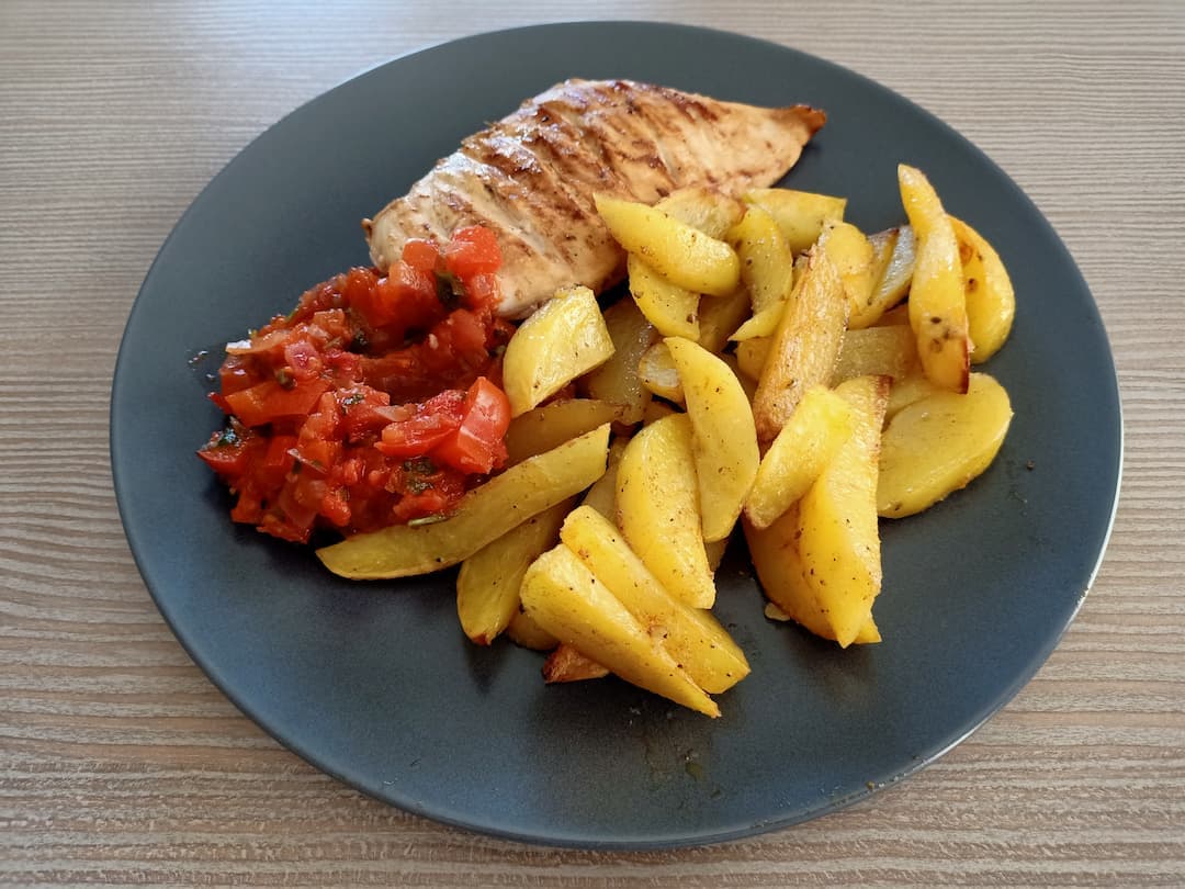 Hähnchen mit Patatas Bravas und Mojo Rojo 